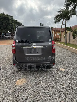Toyota Noah 2.0 143hp FWD (8 Seater) 2011 Gray