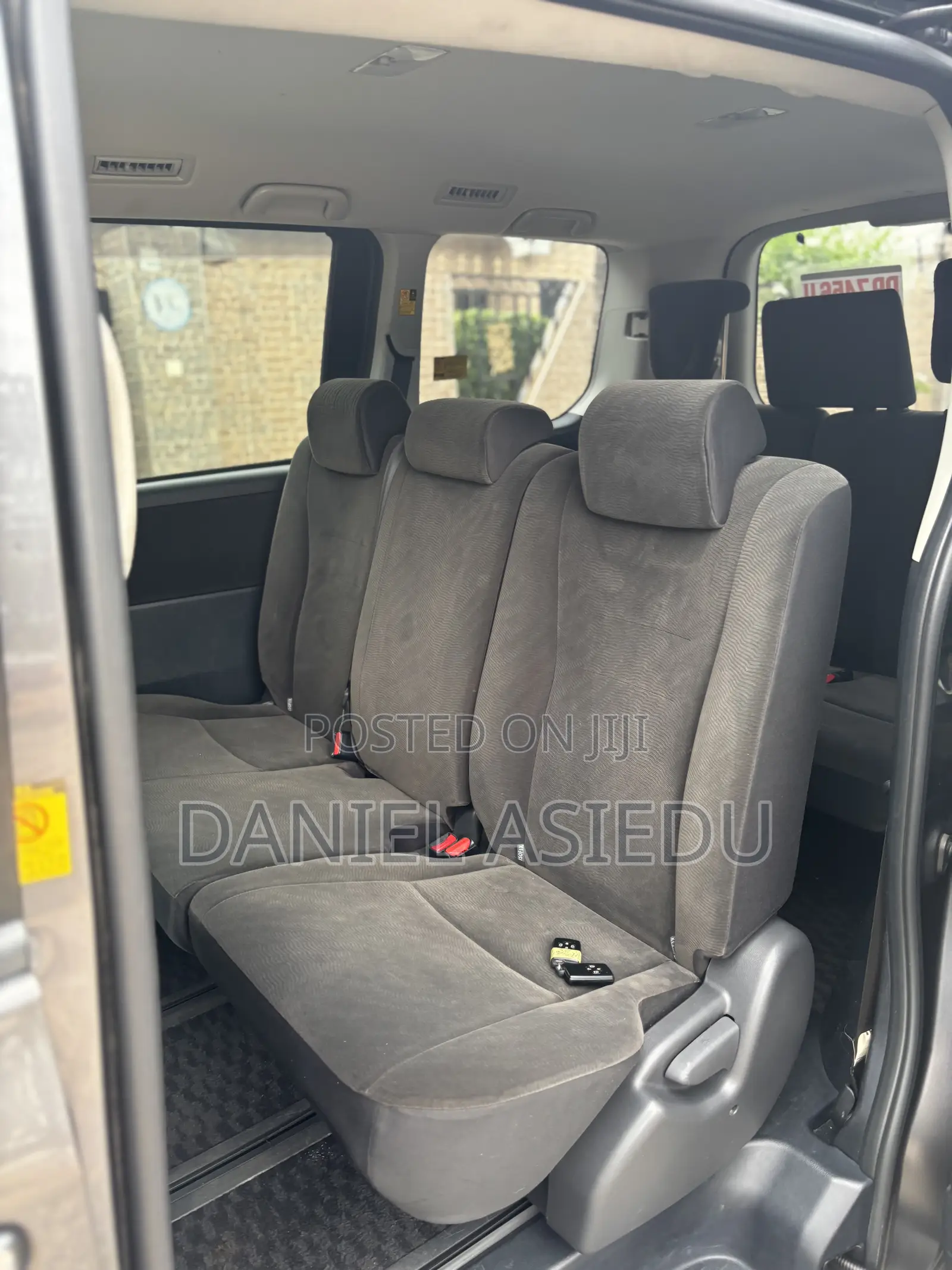 Toyota Noah 2.0 143hp FWD (8 Seater) 2011 Gray