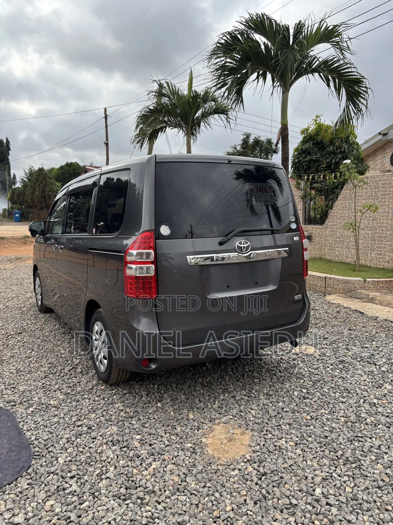 Toyota Noah 2.0 143hp FWD (8 Seater) 2011 Gray