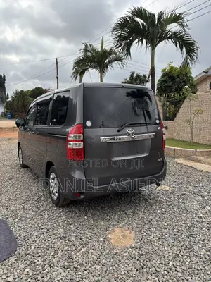 Toyota Noah 2.0 143hp FWD (8 Seater) 2011 Gray