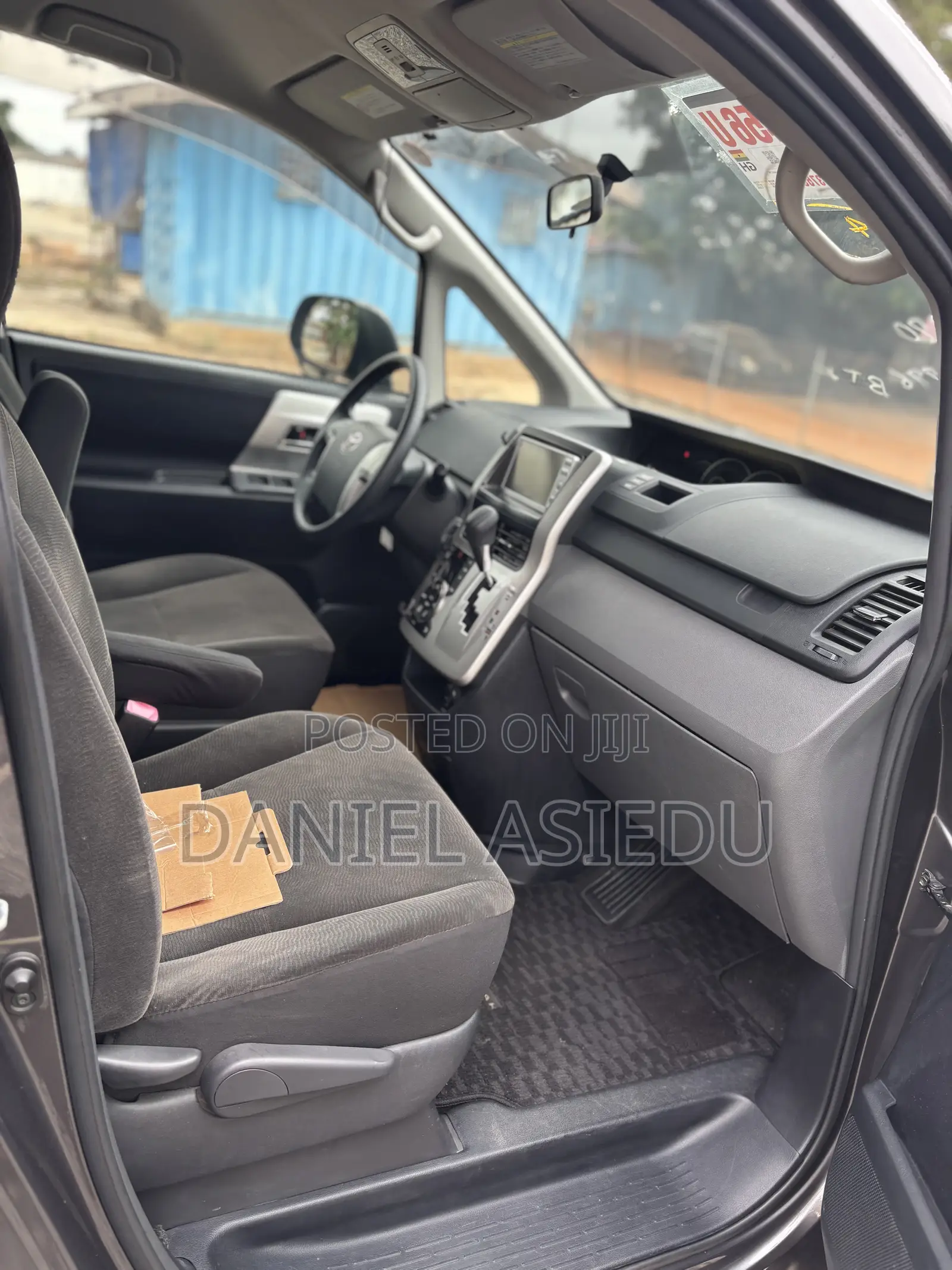 Toyota Noah 2.0 143hp FWD (8 Seater) 2011 Gray