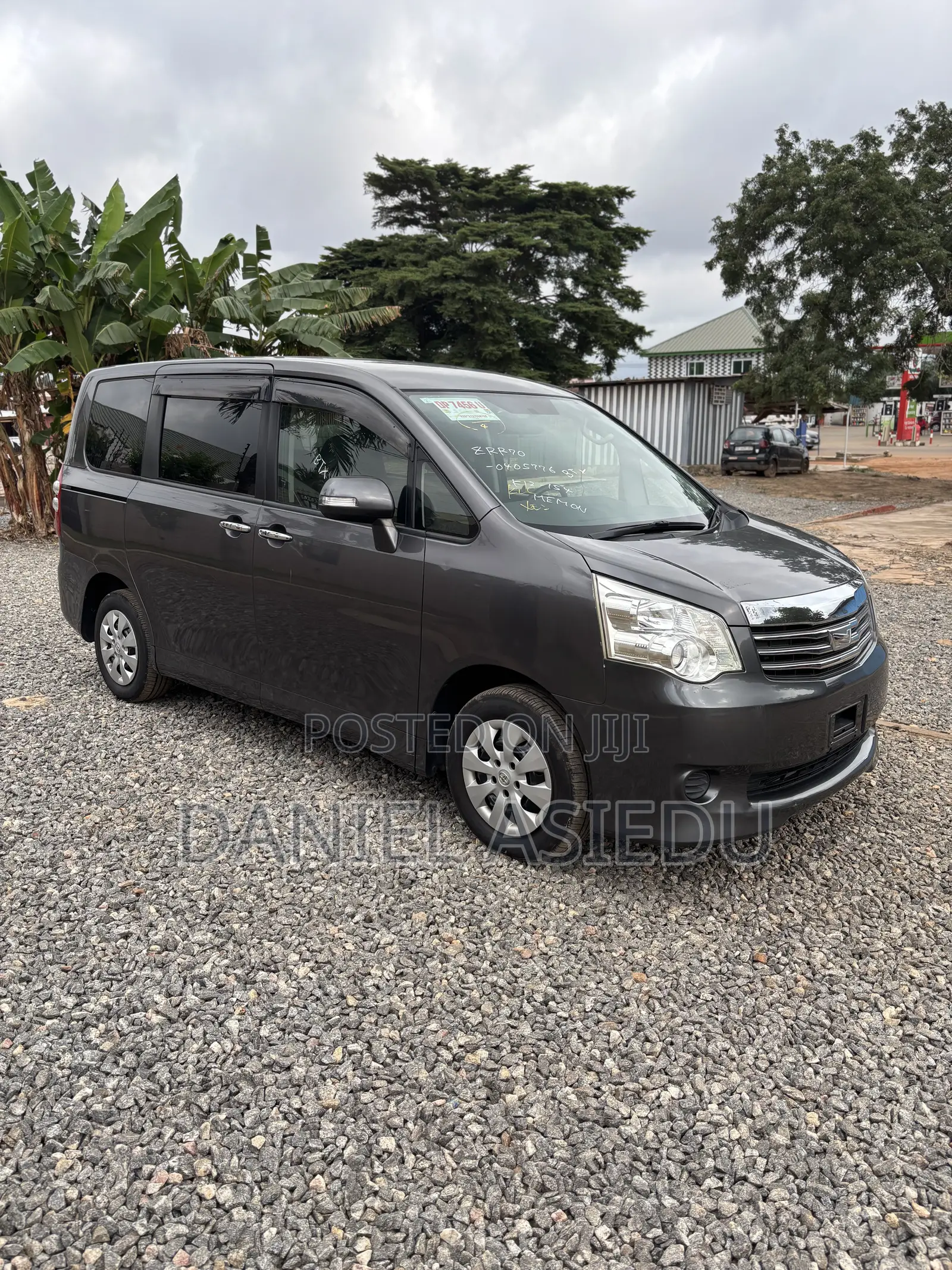 Toyota Noah 2.0 143hp FWD (8 Seater) 2011 Gray