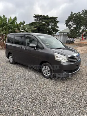 Toyota Noah 2.0 143hp FWD (8 Seater) 2011 Gray