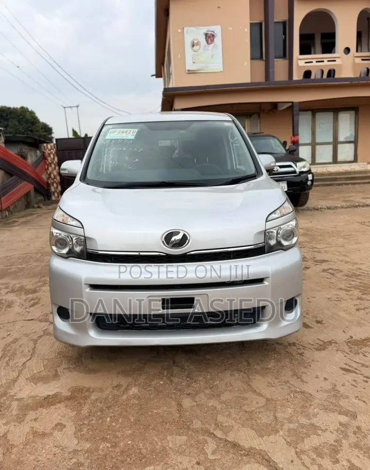 Toyota Voxy V 2WD 8-Seater 2013 Silver