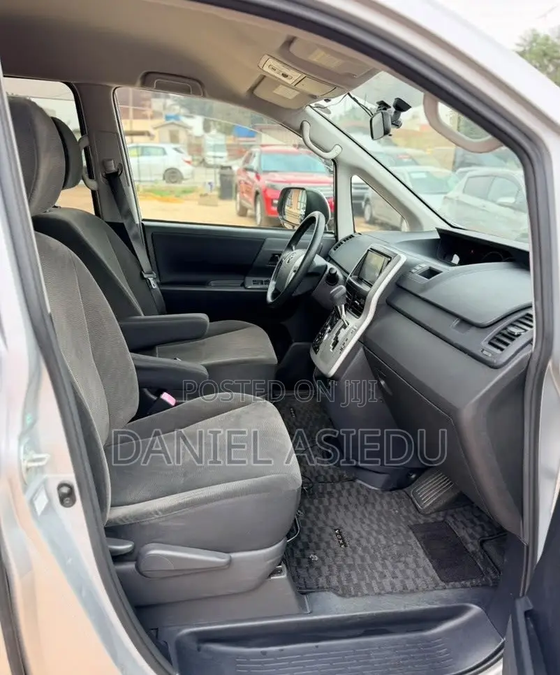 Toyota Voxy V 2WD 8-Seater 2013 Silver