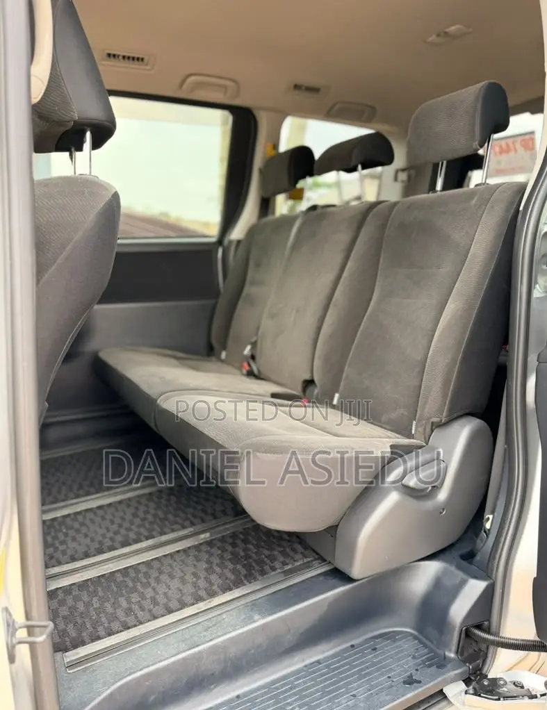Toyota Voxy V 2WD 8-Seater 2013 Silver