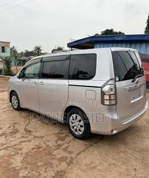 Toyota Voxy V 2WD 8-Seater 2013 Silver