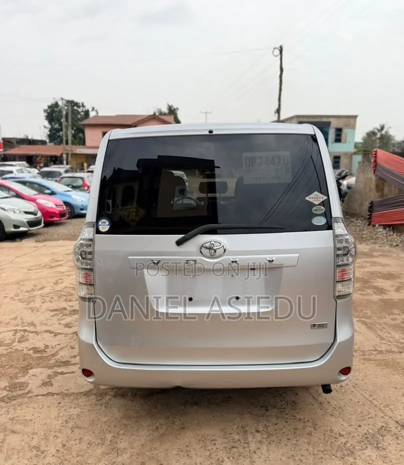 Toyota Voxy V 2WD 8-Seater 2013 Silver