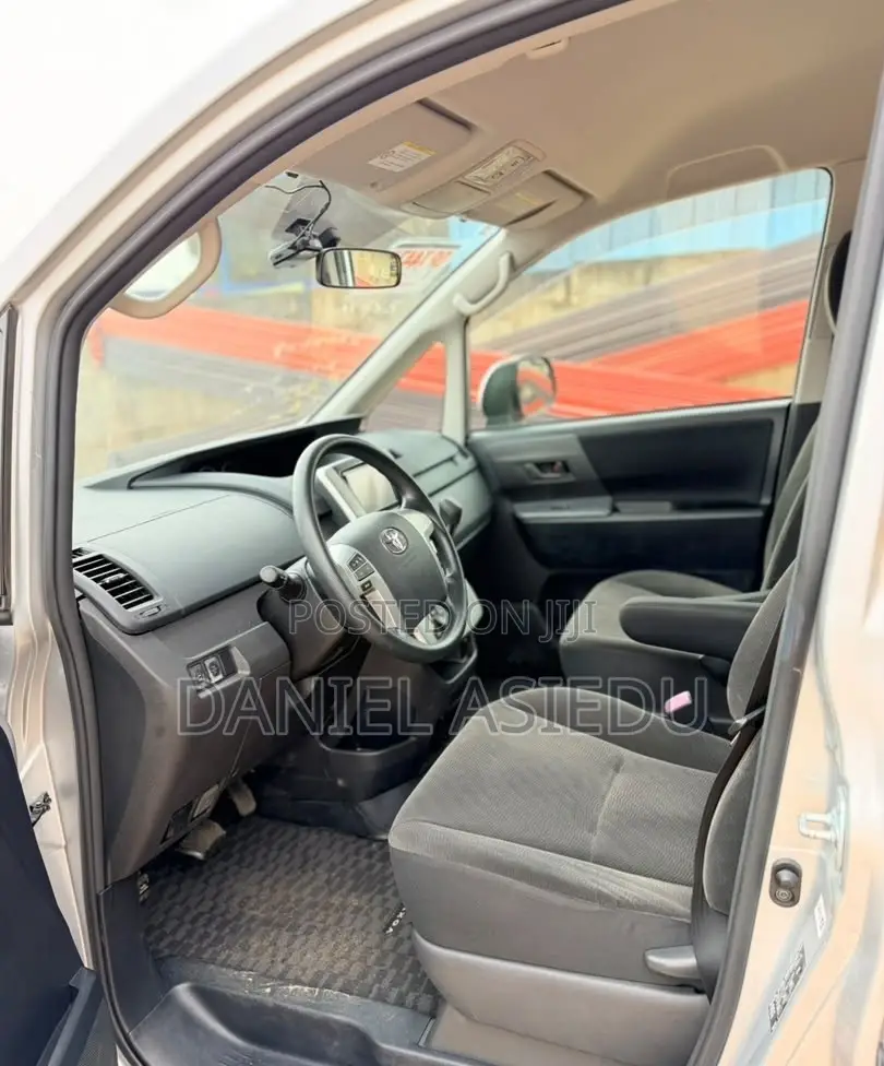 Toyota Voxy V 2WD 8-Seater 2013 Silver