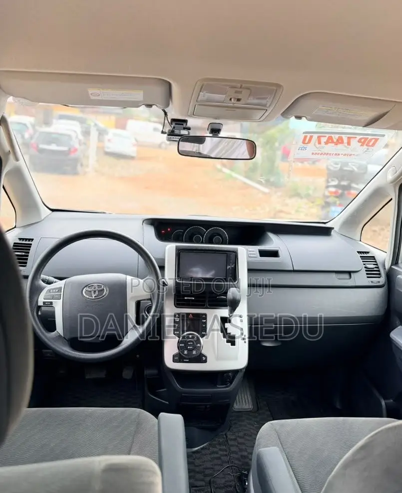 Toyota Voxy V 2WD 8-Seater 2013 Silver