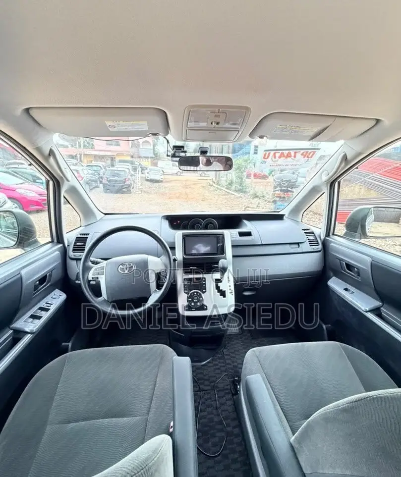 Toyota Voxy V 2WD 8-Seater 2013 Silver