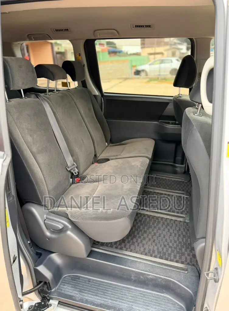 Toyota Voxy V 2WD 8-Seater 2013 Silver