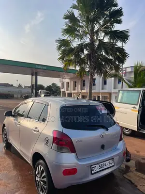 Toyota Vitz 1.5 FWD 3dr 2010 Gray