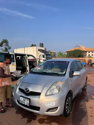 Toyota Vitz 1.5 FWD 3dr 2010 Gray