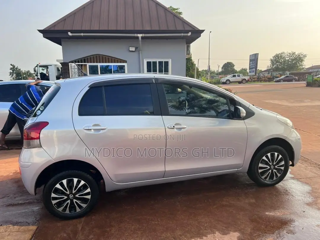 Toyota Vitz 1.5 FWD 3dr 2010 Gray