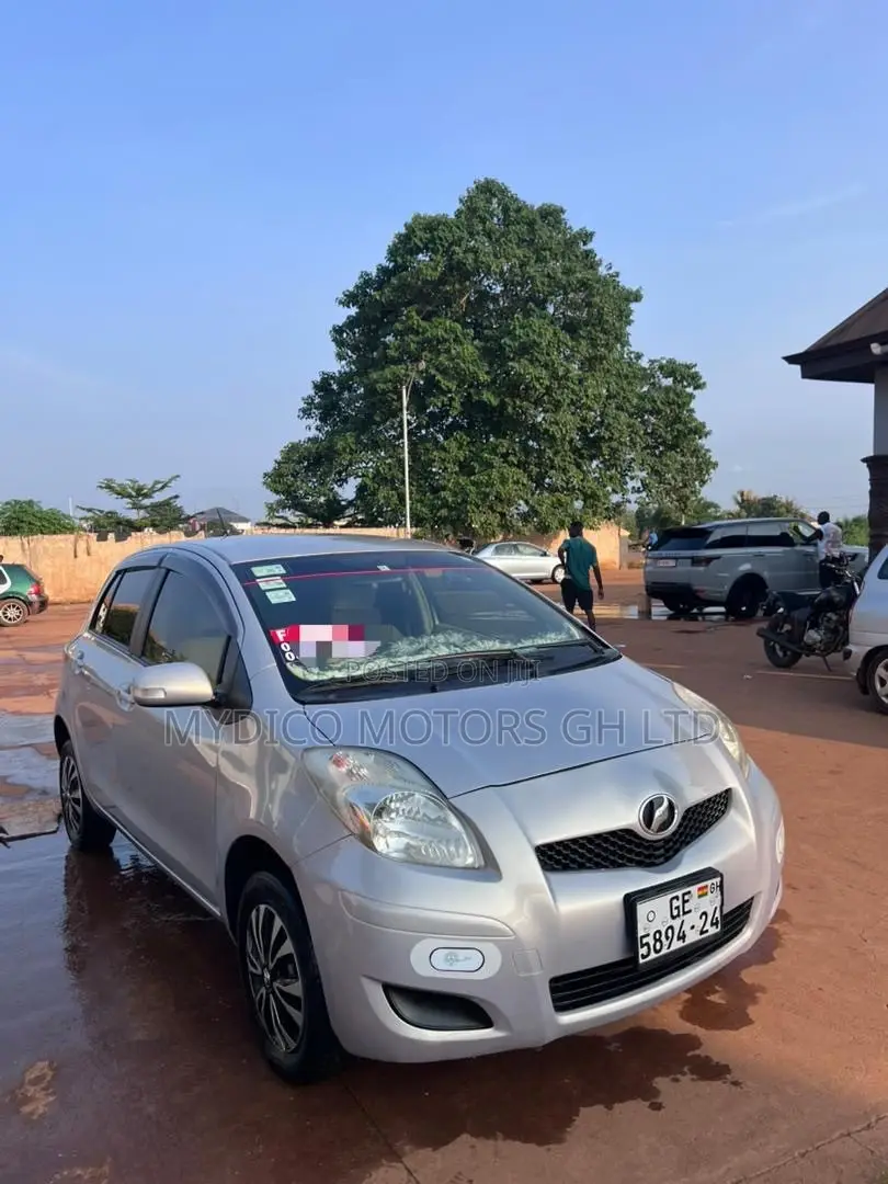 Toyota Vitz 1.5 FWD 3dr 2010 Gray
