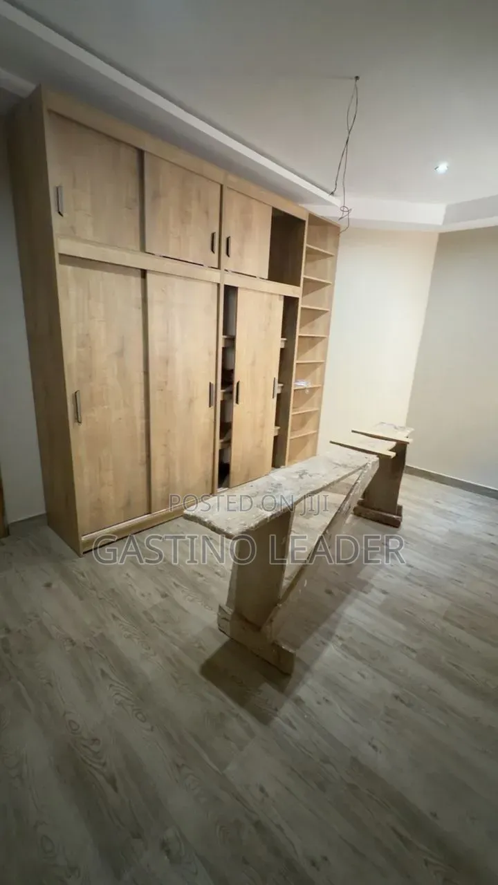 5bdrm House in Ashongman Estate, Police Station for sale