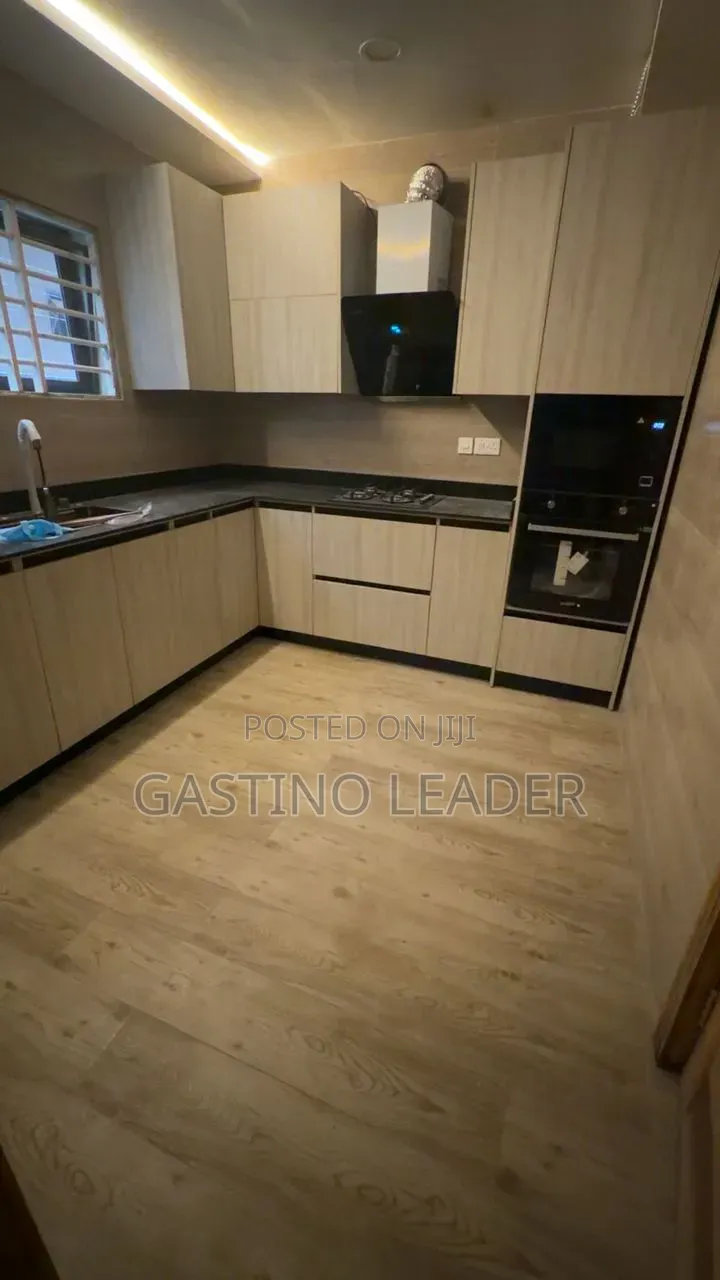 5bdrm House in Ashongman Estate, Police Station for sale