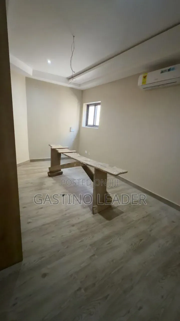 5bdrm House in Ashongman Estate, Police Station for sale