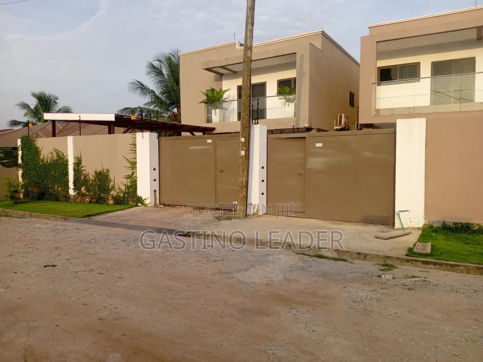 5bdrm House in Ashongman Estate, Police Station for sale