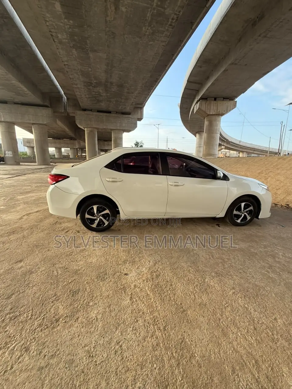 Toyota Corolla LE (1.8L 4cyl 2A) 2019 White