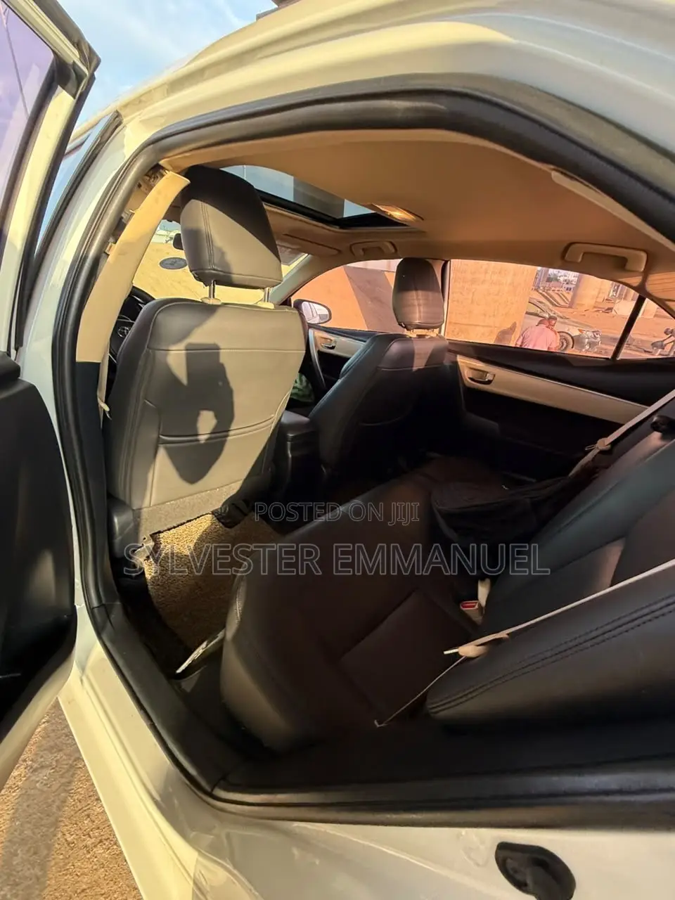 Toyota Corolla LE (1.8L 4cyl 2A) 2019 White