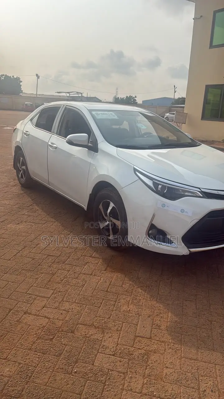 Toyota Corolla LE (1.8L 4cyl 2A) 2019 White