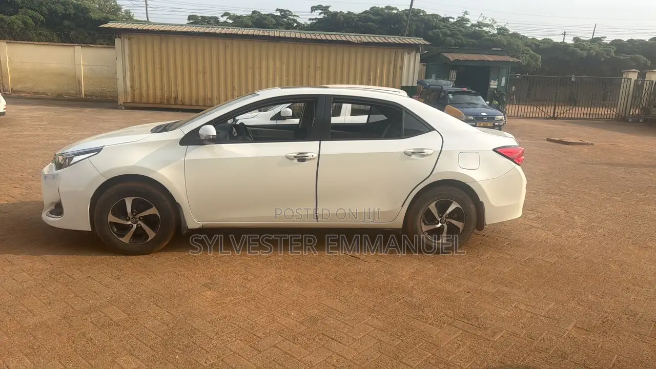 Toyota Corolla LE (1.8L 4cyl 2A) 2019 White