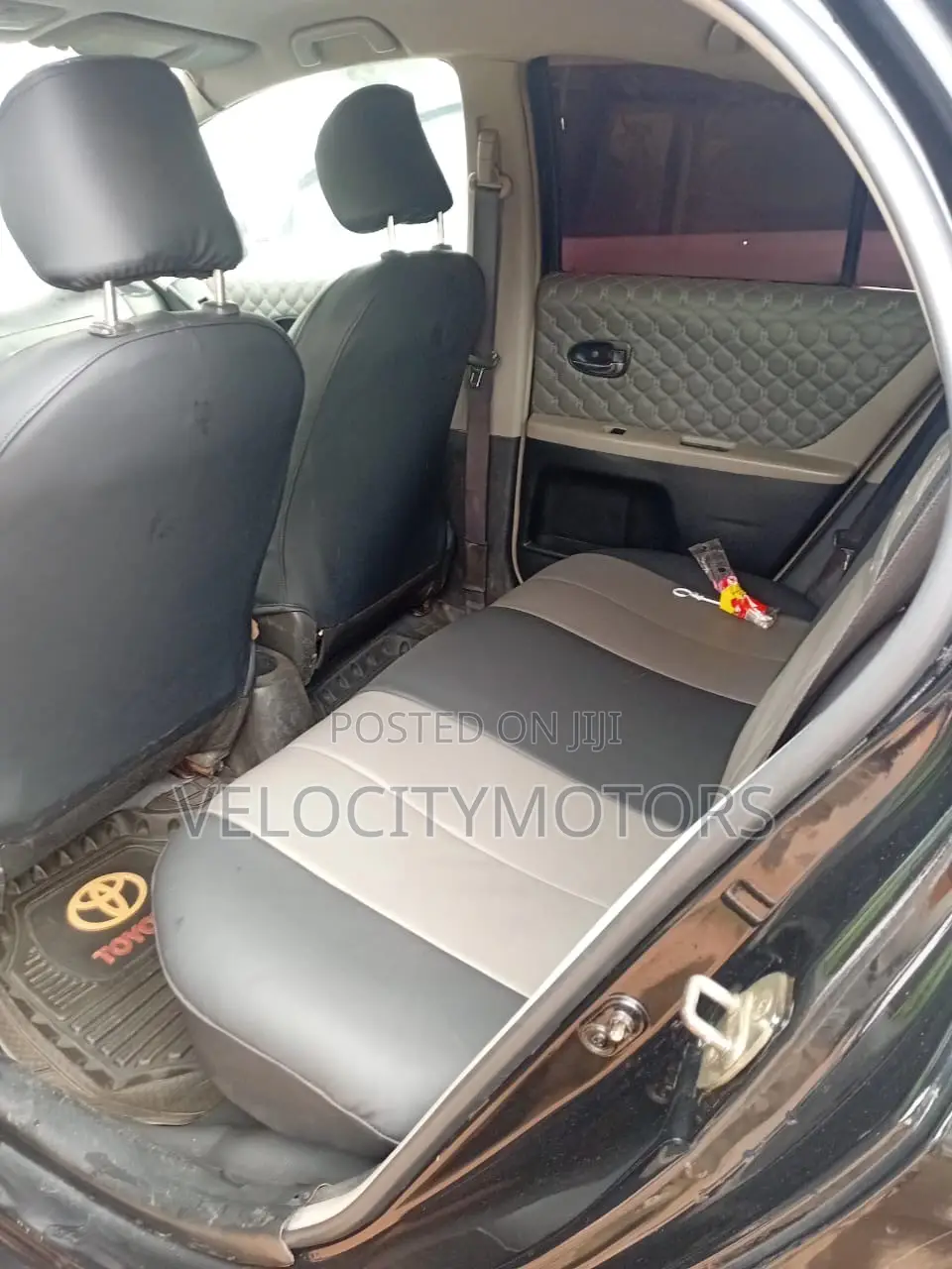 Toyota Vitz 1.3 AWD 5dr 2010 Black