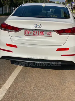 Hyundai Elantra SE Sedan FWD (2.0L 4cyl 6M) 2017 White