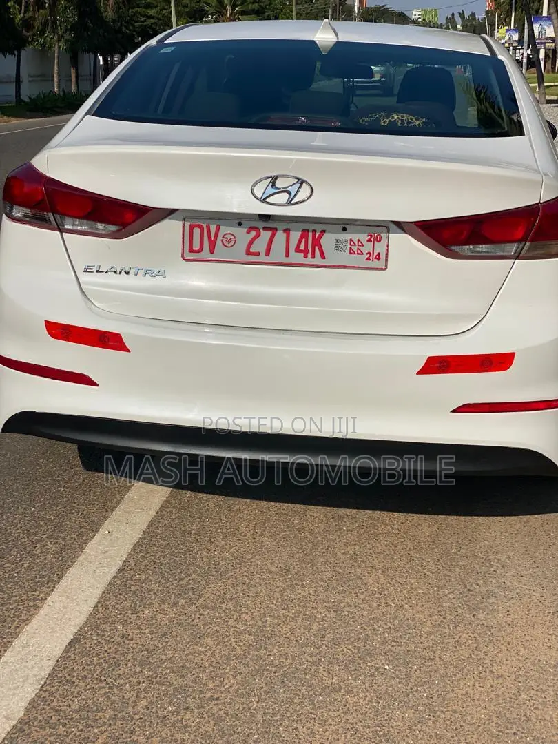 Hyundai Elantra SE Sedan FWD (2.0L 4cyl 6M) 2017 White