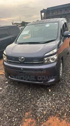 Toyota Voxy 2011