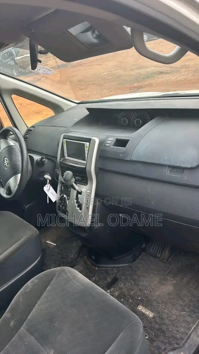 Toyota Voxy 2011