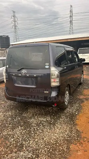 Toyota Voxy 2011