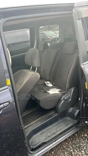 Toyota Voxy 2011