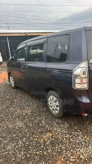 Toyota Voxy 2011