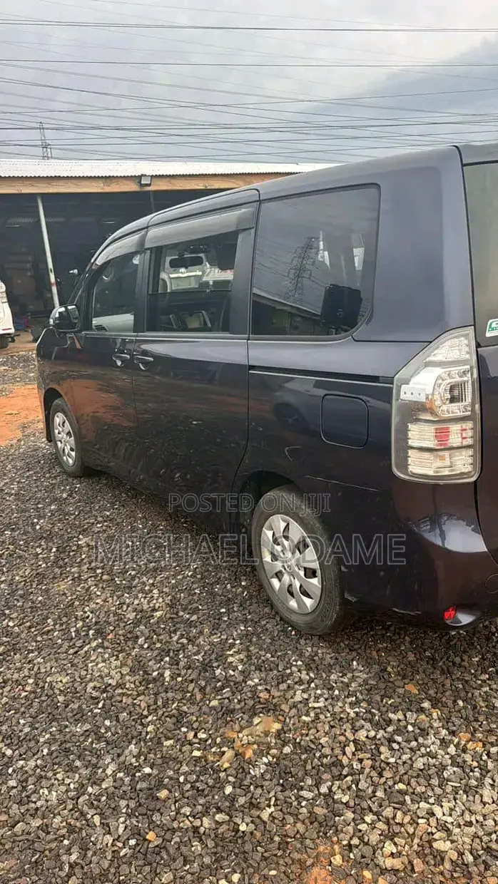 Toyota Voxy 2011