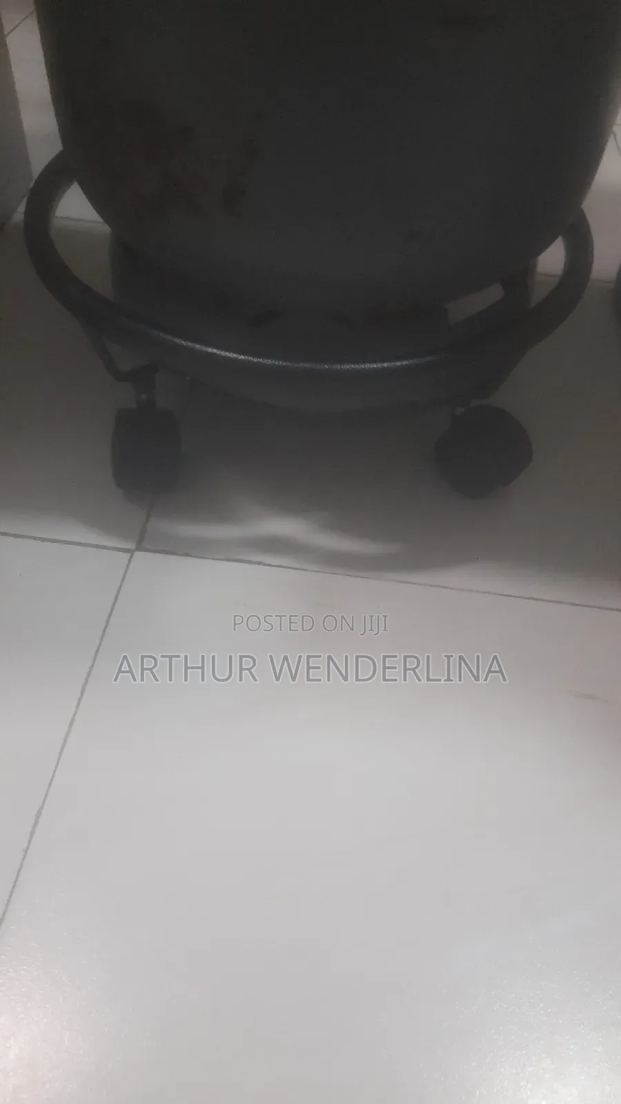 Cylinder Stand With Wheel Under