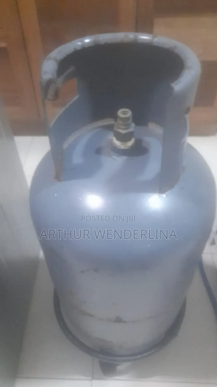 Cylinder Stand With Wheel Under