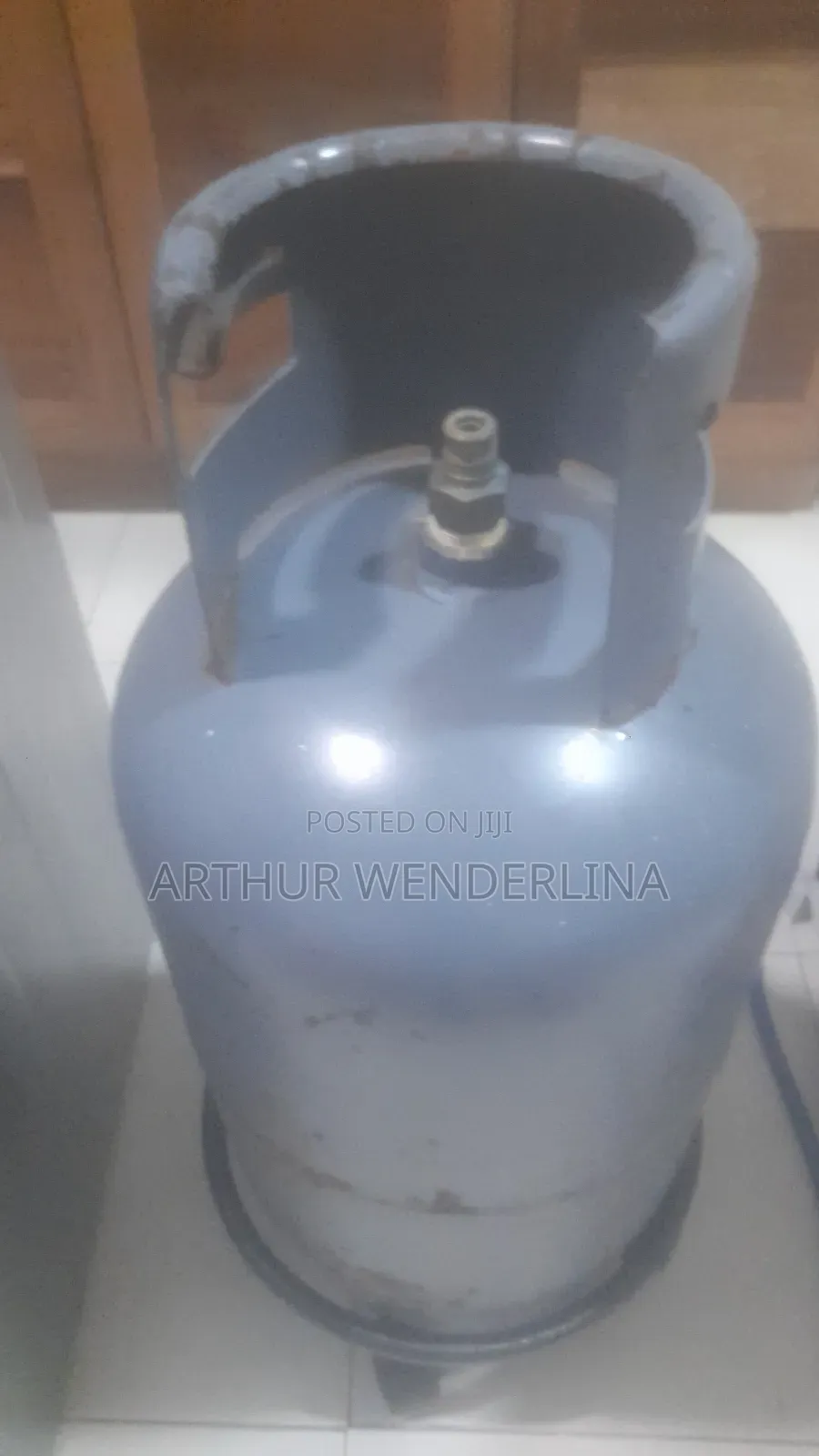 Cylinder Stand With Wheel Under