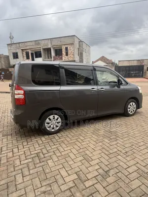Toyota Noah 2.0 143hp FWD (8 Seater) 2010 Gray