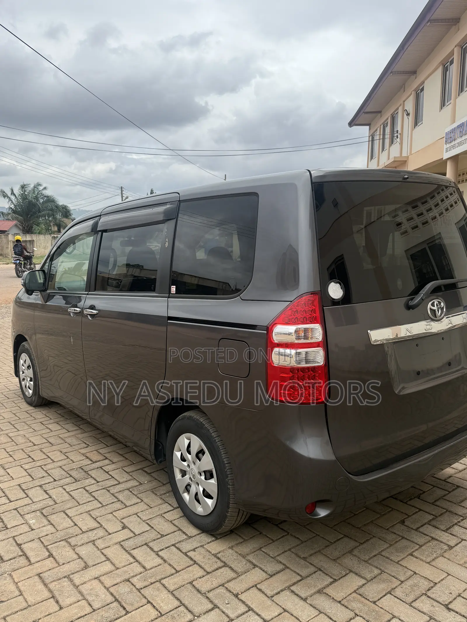 Toyota Noah 2.0 143hp FWD (8 Seater) 2010 Gray