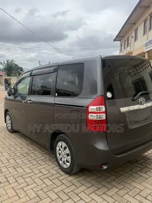 Toyota Noah 2.0 143hp FWD (8 Seater) 2010 Gray