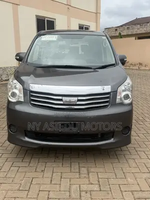 Toyota Noah 2.0 143hp FWD (8 Seater) 2010 Gray