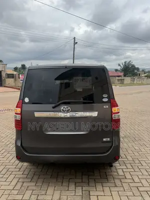 Toyota Noah 2.0 143hp FWD (8 Seater) 2010 Gray