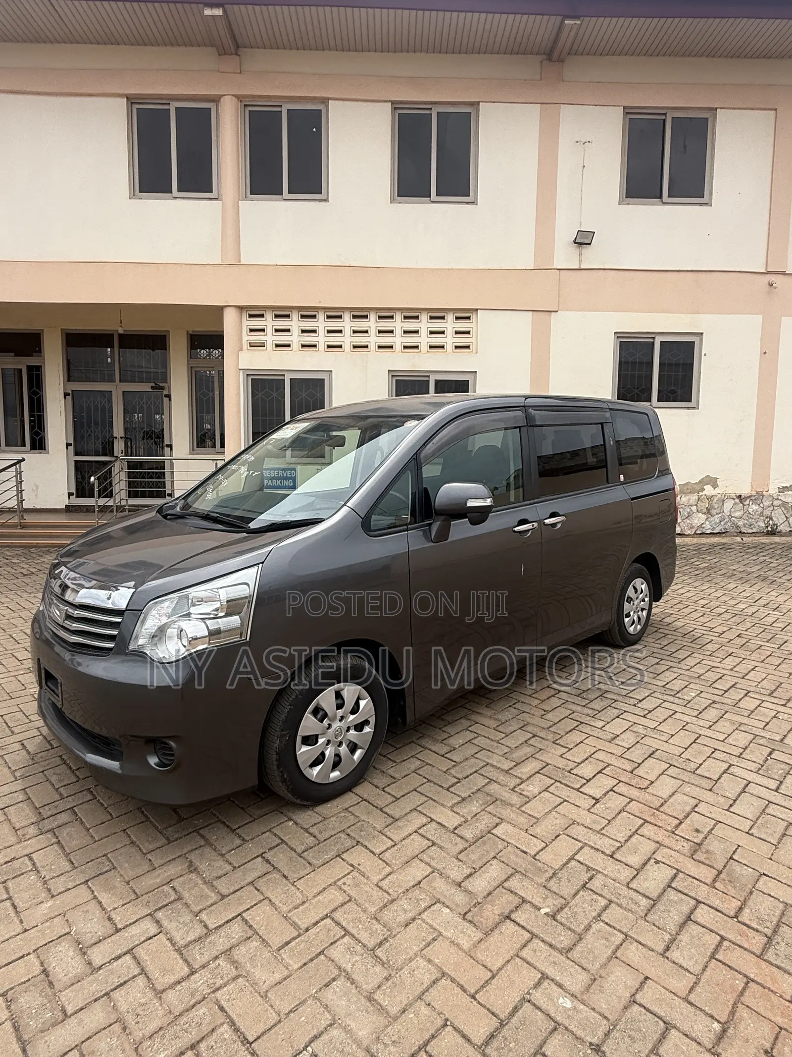 Toyota Noah 2.0 143hp FWD (8 Seater) 2010 Gray