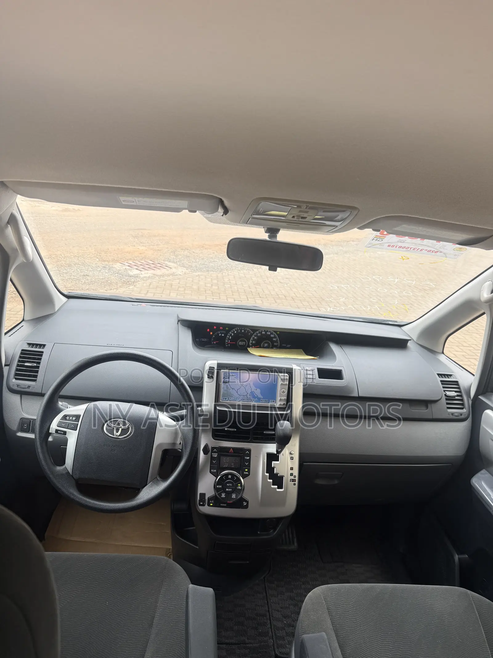 Toyota Noah 2.0 143hp FWD (8 Seater) 2010 Gray