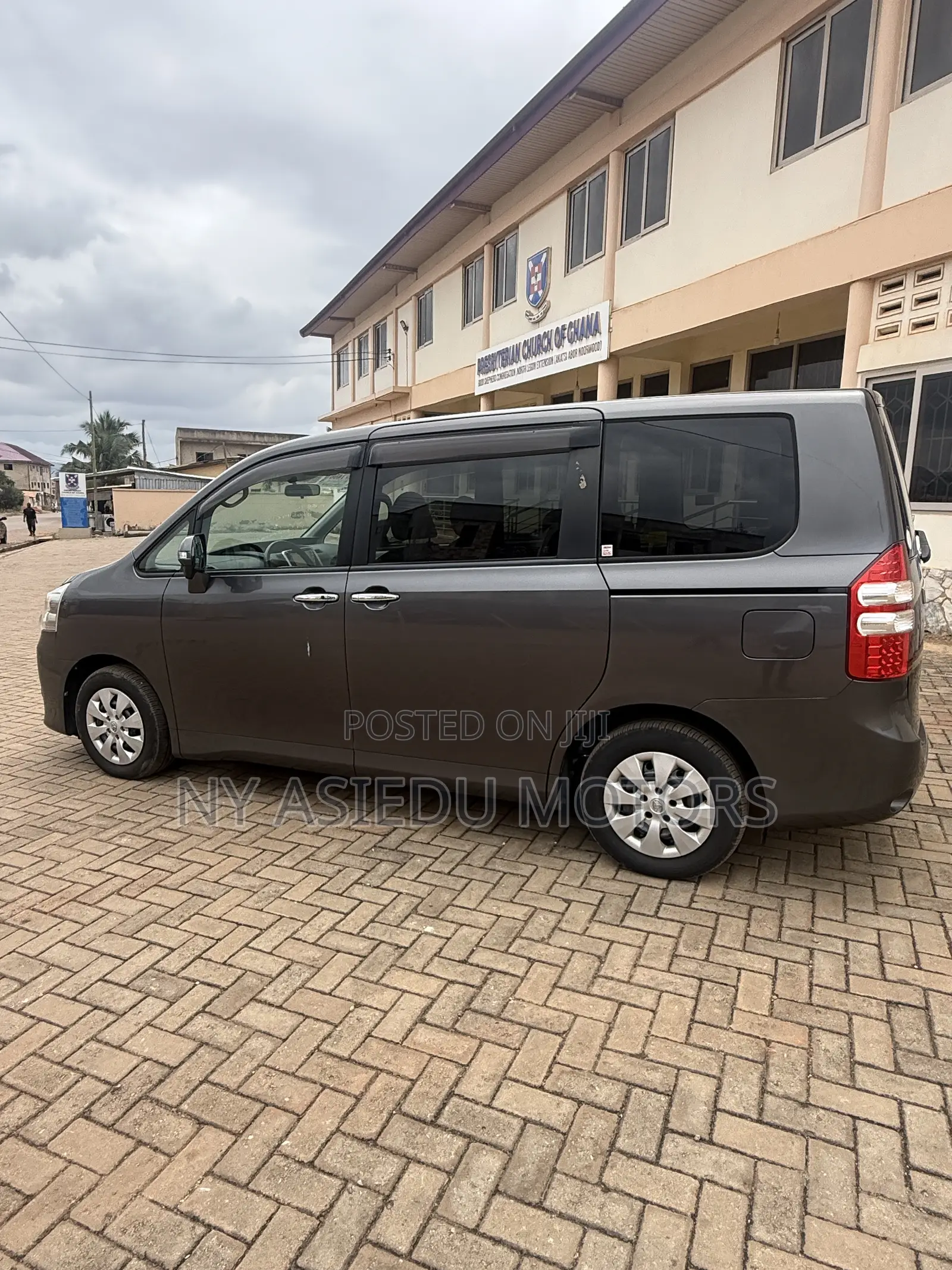 Toyota Noah 2.0 143hp FWD (8 Seater) 2010 Gray