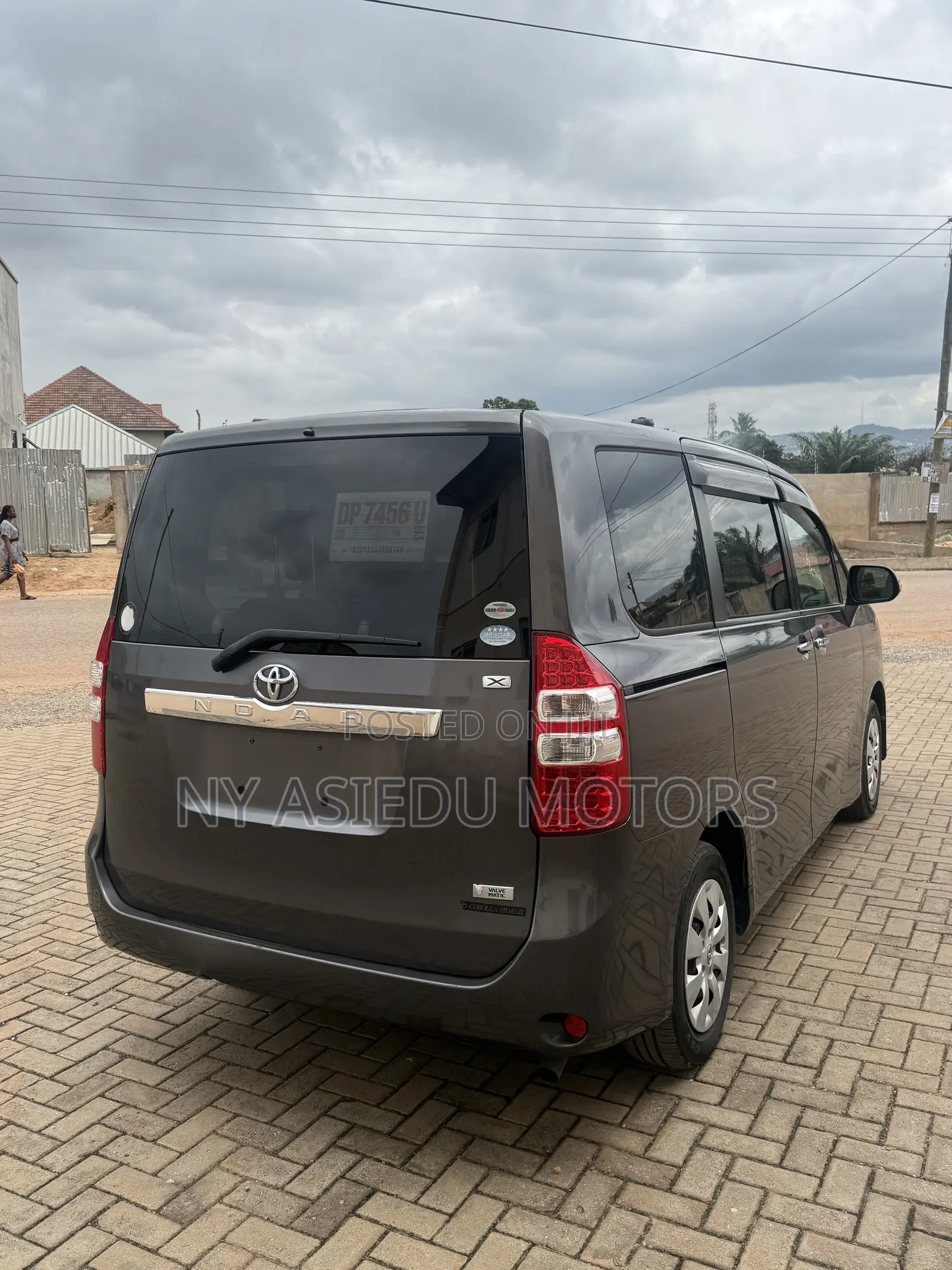 Toyota Noah 2.0 143hp FWD (8 Seater) 2010 Gray