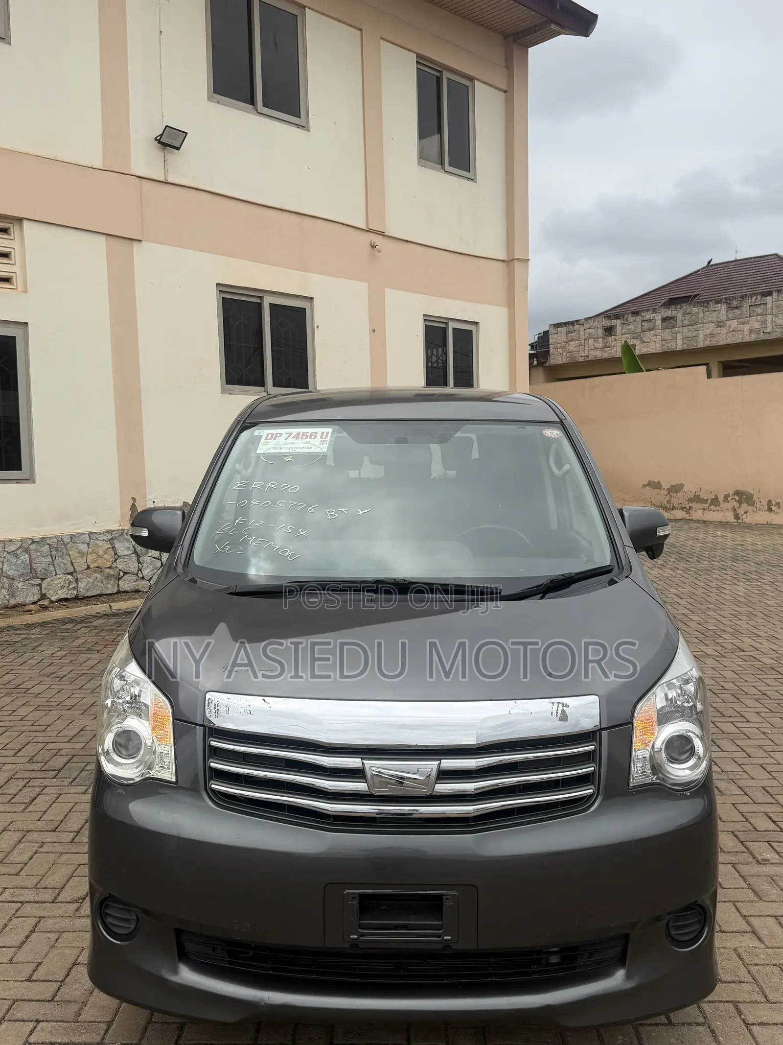 Toyota Noah 2.0 143hp FWD (8 Seater) 2010 Gray